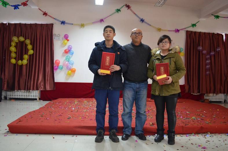 吉地油服年度金牌員工、銀牌員工及優(yōu)秀員工評(píng)選，可獲得純金、純銀獎(jiǎng)牌和獎(jiǎng)金